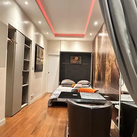 Louvre, Place Vendome, Champs-elysees Apartment Paris